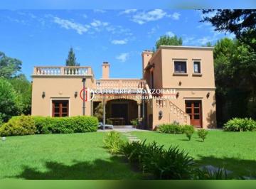 Casa · 184m² · 4 Ambientes · 2 Cocheras · Casa a La Venta en Buen Retiro en un Planta! Excelente Construccion