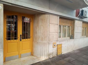 Departamento de 2 ambientes, Caballito · Dos Ambientes en Planta Baja con Patio, a m de Av Rivadavia - Admite Mascota.