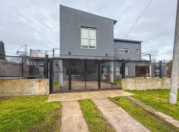 Casa · 150m² · 3 Ambientes · Moderna Casa de 3 Ambientes con 2 Baños, 150 m² Cubiertos y Amplio Parque – Faro Norte