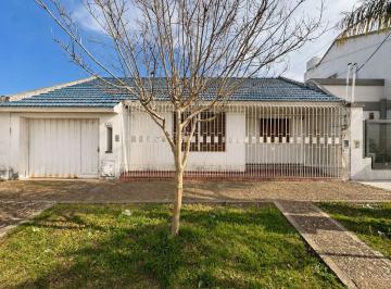 Casa · 110m² · 4 Ambientes · 1 Cochera · Casa en Venta 4 Ambientes en Castelar Apta Credito