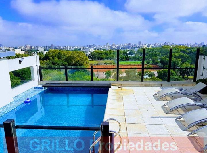 Av San Martín 5192. Departamento Cuatro Ambientes con Dependencia. Cochera. Pileta. Sum, Parrrila