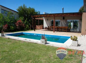 Casa · 148m² · 4 Ambientes · 1 Cochera · Alquiler de Casa en Costa Esmeralda. Invierno