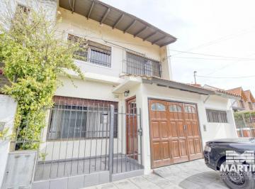 Casa · 108m² · 4 Ambientes · 1 Cochera · Casa Chalet en Venta de 4 Ambientes en Carapachay con Patio