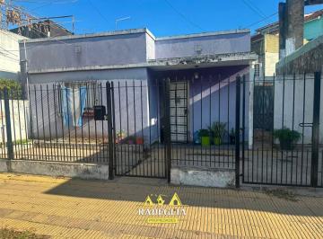 Casa de 4 ambientes, Almirante Brown · Casa Estilo Americana de 4 Ambientes en Burzaco