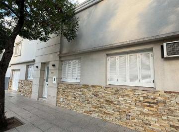 Casa · 148m² · 4 Ambientes · 1 Cochera · Venta Casa Centrica 2 Dorm. Servicios