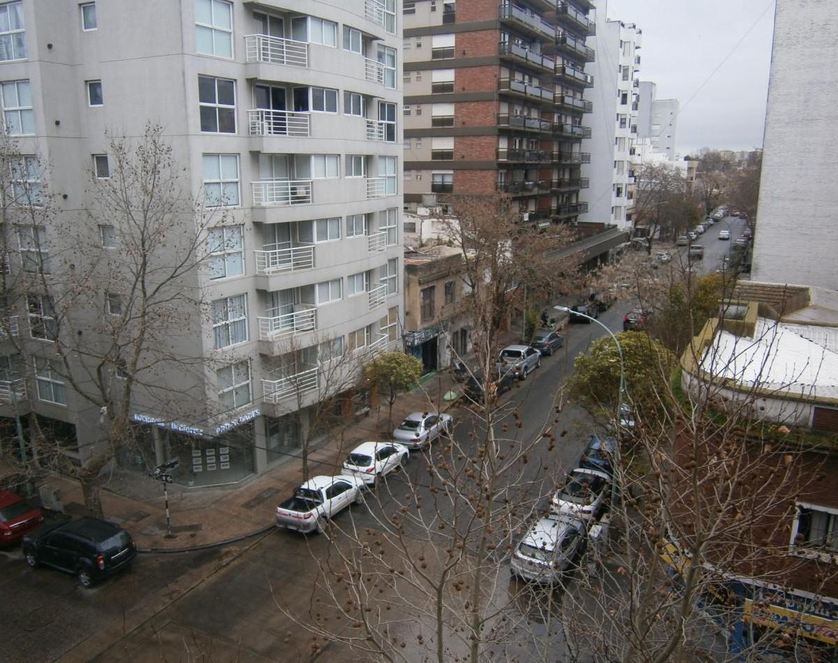 Departamento 3 ambientes desarrollado en esquina c/cochera, en lo mejor de La Perla