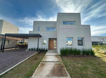 Casa · 220m² · 6 Ambientes · 2 Cocheras · Casa en Venta en Carpinchos, Nordelta, Tigre