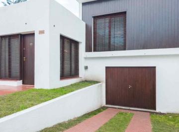 Casa · 94m² · 3 Ambientes · 1 Cochera · Venta Chalet 3 Amb Patio Cochera Berazategui