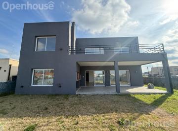 Casa · 248m² · 6 Ambientes · 3 Cocheras · Venta /alquiler Casa en El Barrio "San Pablo" de 6 Ambientes!