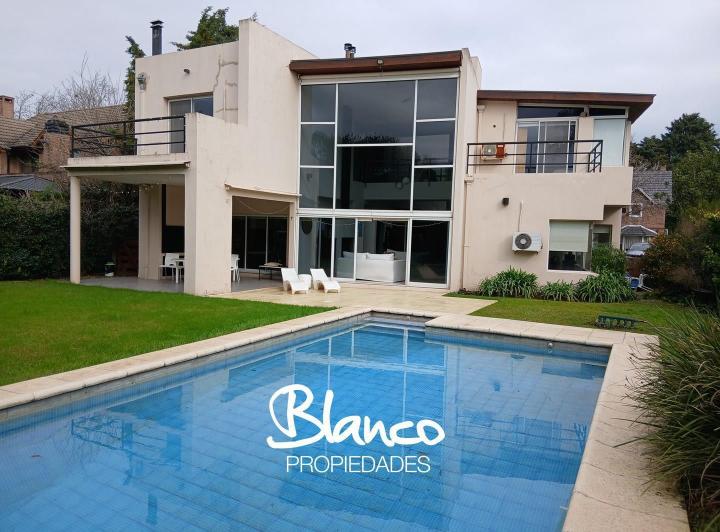 Casa · 250m² · 5 Ambientes · 2 Cocheras