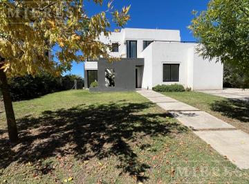 Casa · 226m² · 7 Ambientes · Casa en Venta Sobre Lote Interno Barrio Golf El Cantón