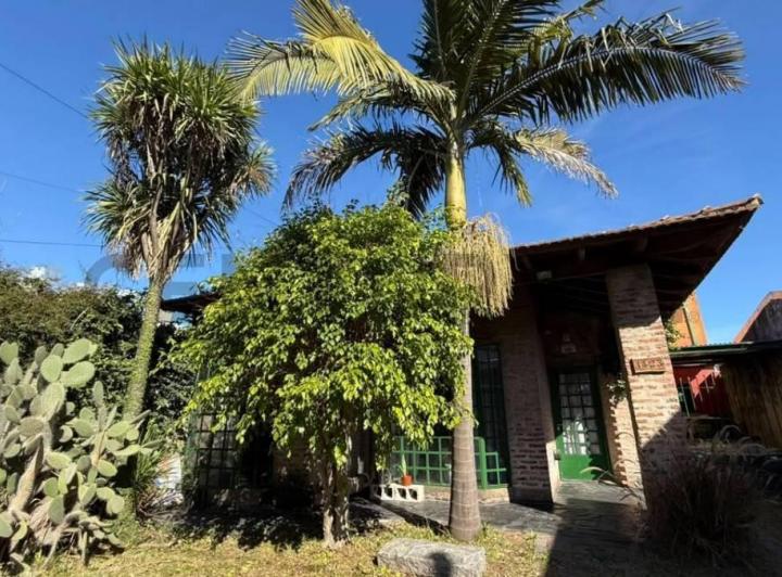 Casa · 180m² · 6 Ambientes · 2 Cocheras