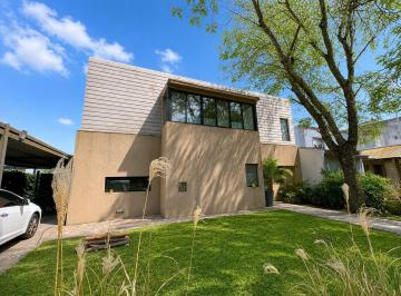 Casa · 244m² · 5 Ambientes · 2 Cocheras · Casa en Barrio con Portón en Bella Vista