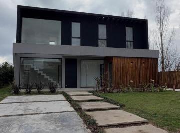 Casa · 202m² · 5 Ambientes · Casa - Lagoon Pilar