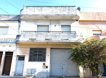 Casa · 240m² · 6 Ambientes · 1 Cochera · Casa 2 Plantas con Galpon / Pb en Parque Chacabuco