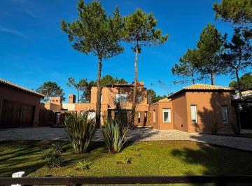 Casa · 450m² · 4 Dormitorios · 2 Cocheras · La Herradura