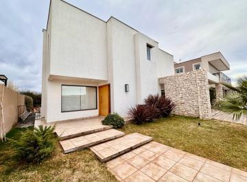 Casa · 500m² · 4 Ambientes · 2 Cocheras · Casa en Chacras de Coria