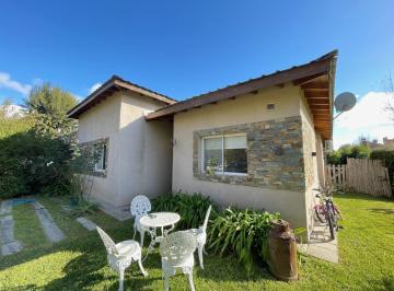 Casa · 100m² · 4 Ambientes · 3 Cocheras · Casa en Venta en Cc Larena