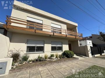 Casa · 240m² · 4 Ambientes · 2 Cocheras · Casa en Moron Sur Venta 4 Ambientes Cochera