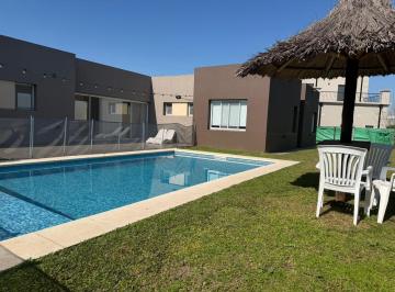 Casa · 160m² · 4 Ambientes · 2 Cocheras · Casa en Una Planta en Venta en El Canton Golf