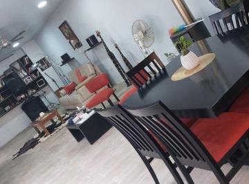 Casa · 210m² · 4 Ambientes · 1 Cochera · Casa en Venta - Barrio Huaico Hondo.
