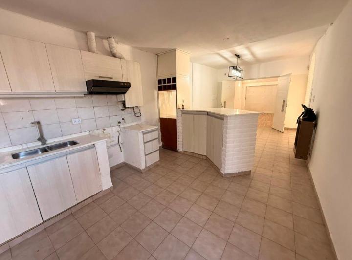 Casa · 1m² · 5 Ambientes · 1 Cochera