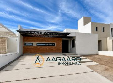 Casa · 162m² · 4 Ambientes · 3 Cocheras · Rincones de Manantiales Casa en Venta en Una Planta 3 Dorm. Galería y Patio