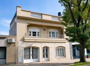 Casa · 215m² · 5 Ambientes · 1 Cochera · Casa en Venta 3 Dorm. Luis Agote