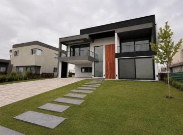 Casa · 297m² · 5 Ambientes · 6 Cocheras · Casa a Estrenar en Terralagos