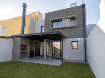 Casa · 184m² · 5 Ambientes · 2 Cocheras · Alquiler. Casa de 3 Dorm.. a Estrenar. Complejo Cerrado
