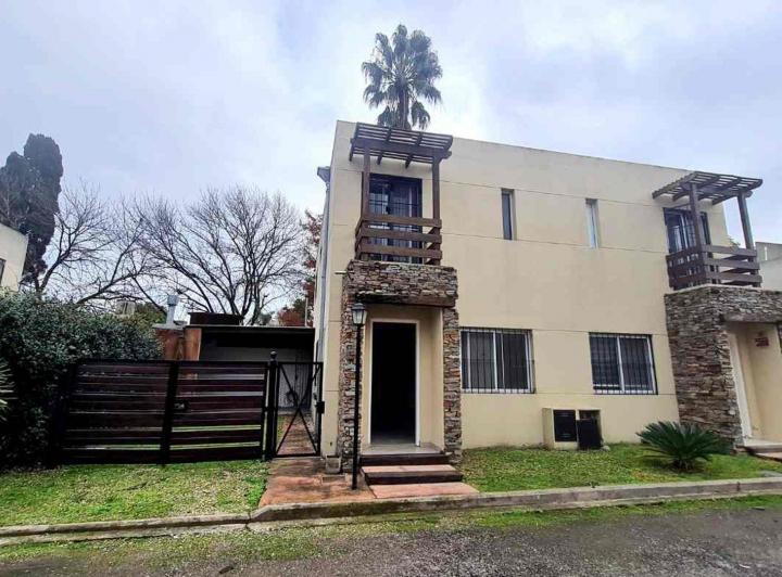 Casa · 77m² · 3 Ambientes · 1 Cochera