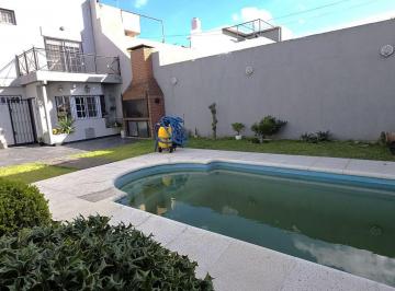 Casa · 231m² · 5 Ambientes · 1 Cochera · Venta Casa 5 Amb Coch/pil/jardin. Parque Avellaneda