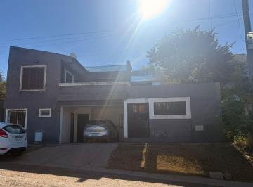 Casa · 210m² · 4 Ambientes · 1 Cochera · Casa Venta 3 Dorm Cuesta Colorada Calera Córdoba