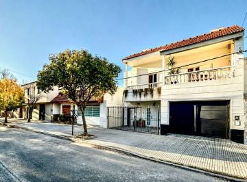 Casa · 300m² · 8 Ambientes · 1 Cochera · Casa en Venta La Plata Barrio La Loma 8 Ambientes