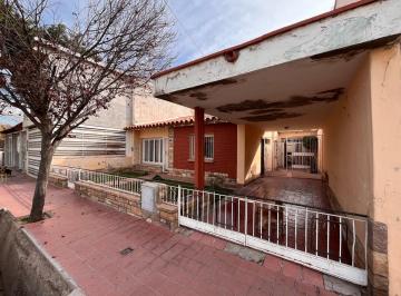 Casa · 125m² · 5 Ambientes · 2 Cocheras · Venta de Casa Calle Croce B° Aeronautico - Las Heras