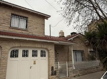 Casa · 150m² · 4 Ambientes · 1 Cochera · Casa Cuatro Ambientes. 14 de Julio 1000. Venta.
