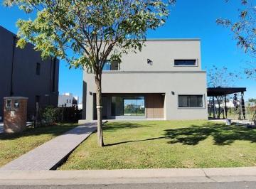 Casa · 169m² · 4 Ambientes · 1 Cochera · Casa en San Pablo