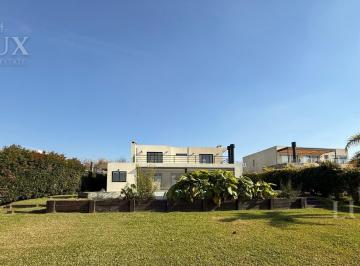 Casa · 970m² · 6 Ambientes · 2 Cocheras · Casa con Vista Al Lago en Muelles - Alquiler Anual