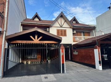 Casa · 108m² · 5 Ambientes · 1 Cochera · Triplex 5 Amb. Amplios con Garage y Patio Villa Luzuriaga