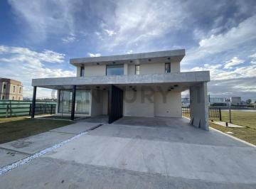 Casa · 201m² · 5 Ambientes · 2 Cocheras · Casa en Venta en Magallanes Hudson