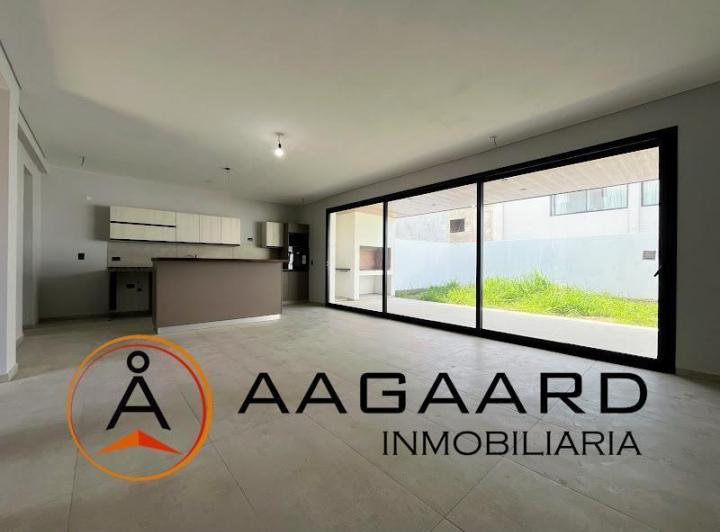 Casa · 204m² · 4 Ambientes · 2 Cocheras