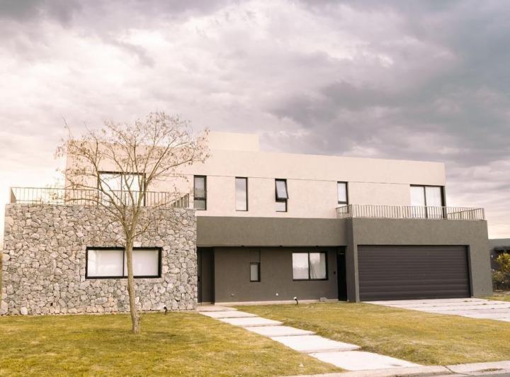 Casa · 212m² · 5 Ambientes · 2 Cocheras