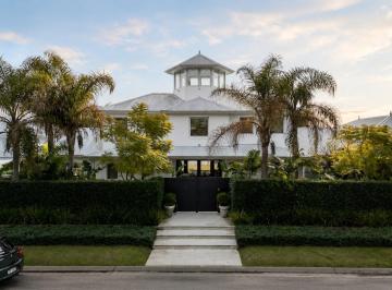 Casa · 520m² · 8 Ambientes · 3 Cocheras · Unica Casa con Doble Lote Al Agua en Venta en Santa Barbara!