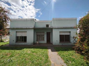 Casa · 117m² · 4 Ambientes · 2 Cocheras · Casa en Venta en Las Flores Buenos Aires