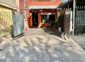 PH de 3 ambientes, Morón · Casa con Entrada Independiente Ubicada en Castelar Sur