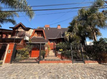 Casa · 260m² · 4 Ambientes · 1 Cochera · Venta de Casa 4 Ambientes - Castelar Norte