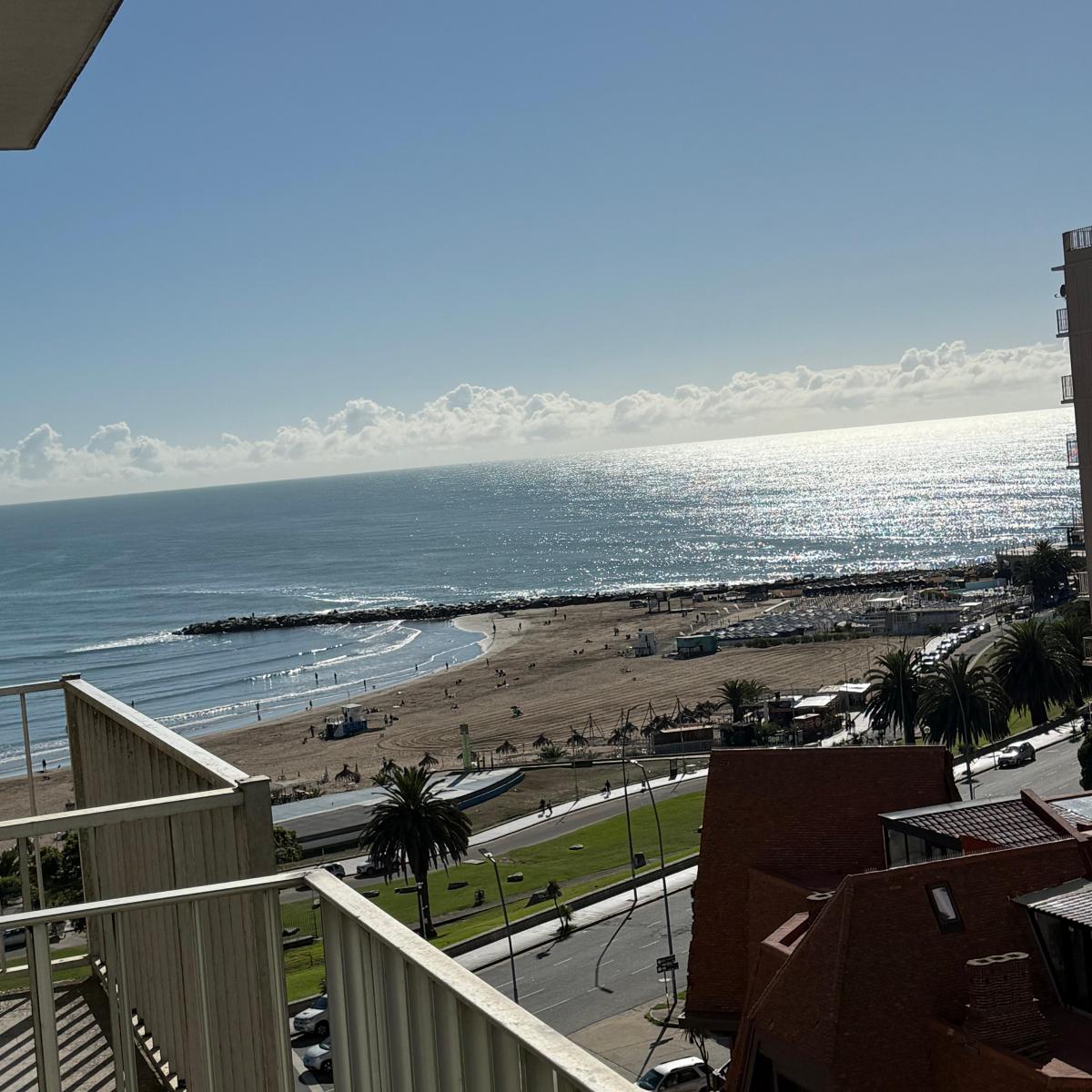 Departamento de 3 ambientes con dependencia, en venta ubicado en el Centro, dispuesto al frente con balcón y vista al mar.