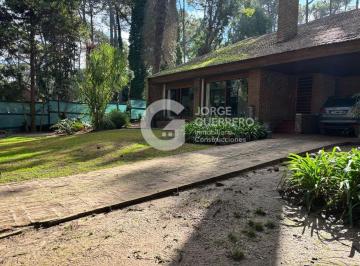 Casa · 270m² · 5 Ambientes · 1 Cochera · Casa - Carilo
