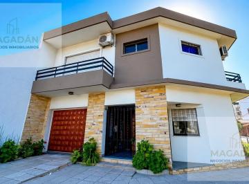 Casa · 300m² · 5 Ambientes · 1 Cochera · Venta | Casa 5 Ambientes en Ramos Mejia - Acepta