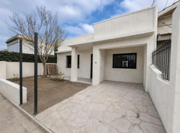 Casa · 120m² · 5 Ambientes · 1 Cochera · Casa en Una Planta en Bella Vista